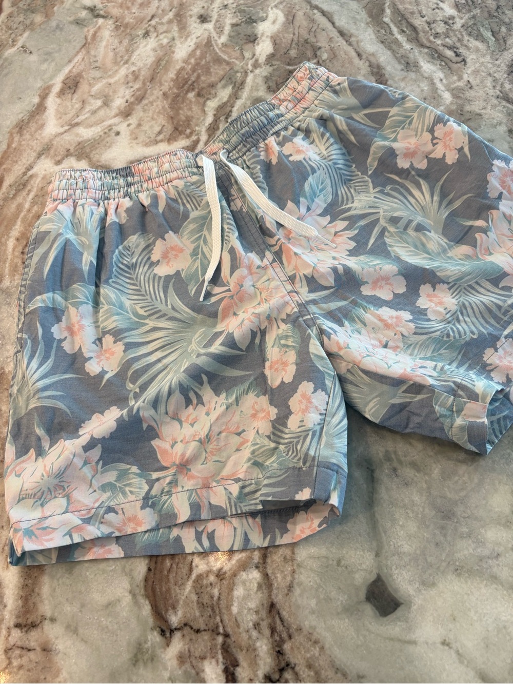 Chubbies Men's Tropical Floral Swim 5.5” Shorts in Light Blue Small Lined - Picture 2 of 8